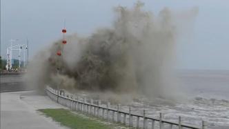 国庆假期钱塘江观潮，回头潮掀起十多米高浪头