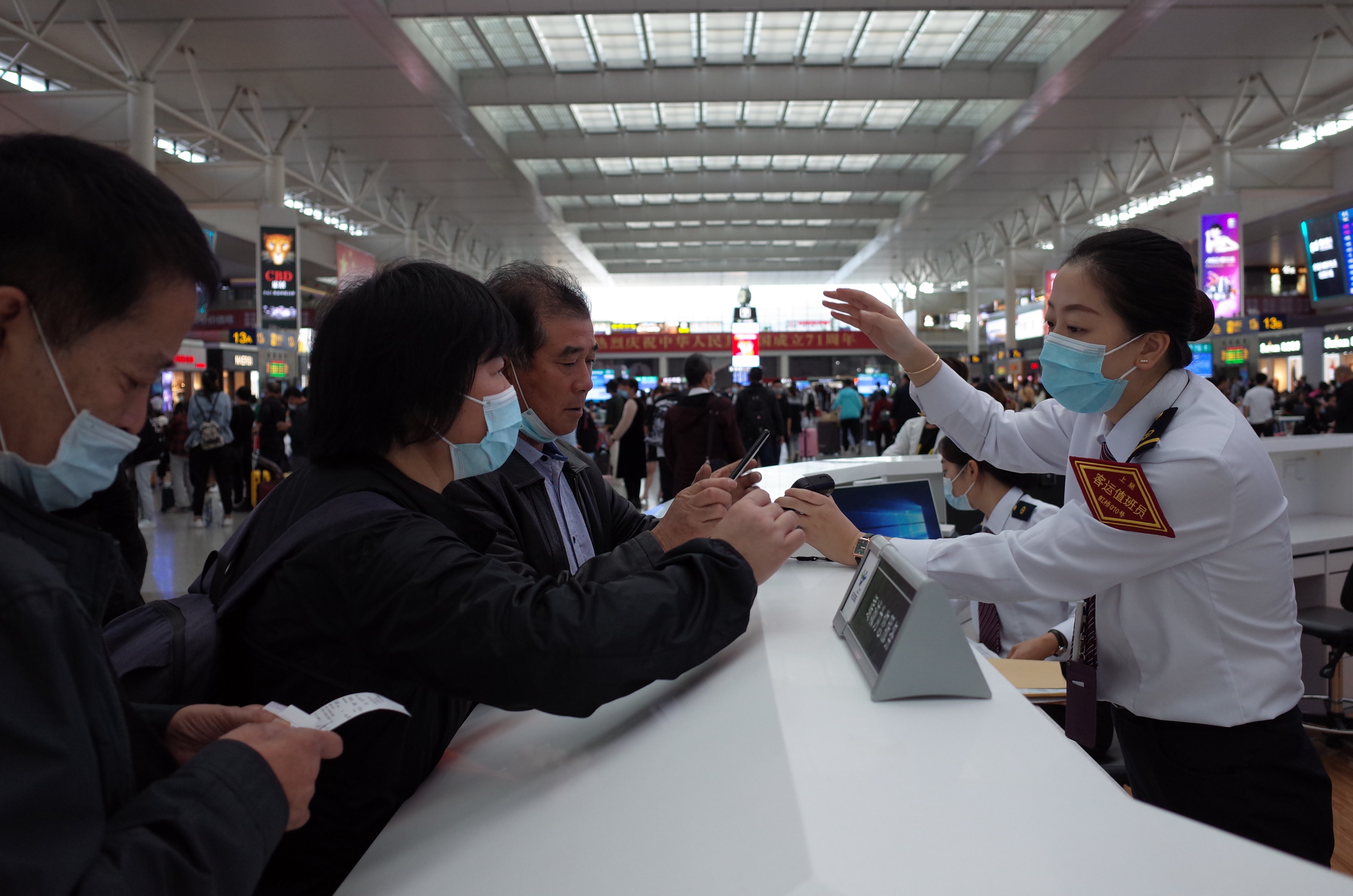 与国同庆 虹桥站的客运值班员 旅客的事就是自己的事 浦江头条 澎湃新闻 The Paper