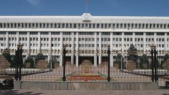吉尔吉斯斯坦总统签署法令，解散政府