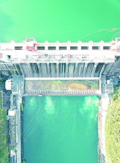 浙江新安江水电站（俯瞰）造就了千岛湖秀美风光，“发电坝”变“生态坝”，承担起绿色发展新使命。新华社发