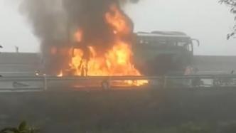 贵州毕节两客车追尾起火，5人跳车逃生7人身亡