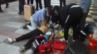 暖心湃丨老人心臟驟停，醫學生救人誤火車