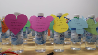 高校食品专业自制700瓶纯净水送新生：每瓶都有专属祝福