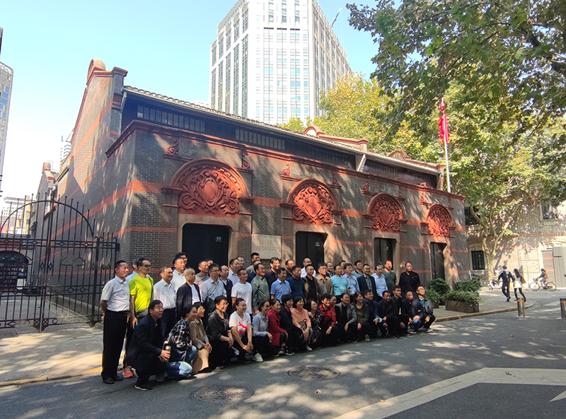 中共一大会址纪念馆门口,团队游客正在拍照.