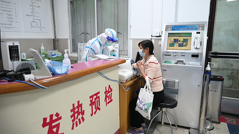 在发炎门诊预检处,医护人员会对门诊病人开展通走病学史调查、基础信息登记等。