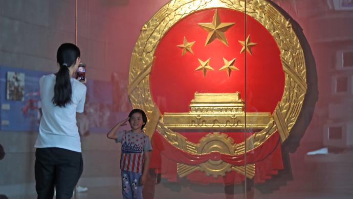 國徽法修正草案:公民在莊重場合可佩戴國徽徽章