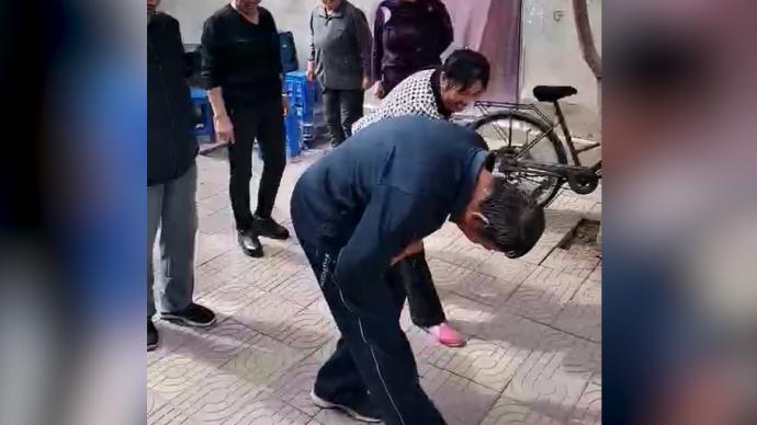 暖心湃丨兒孫行“網紅”禮為94歲老人過壽