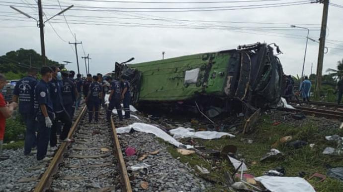 泰國一客車與火車相撞，已致17死29傷