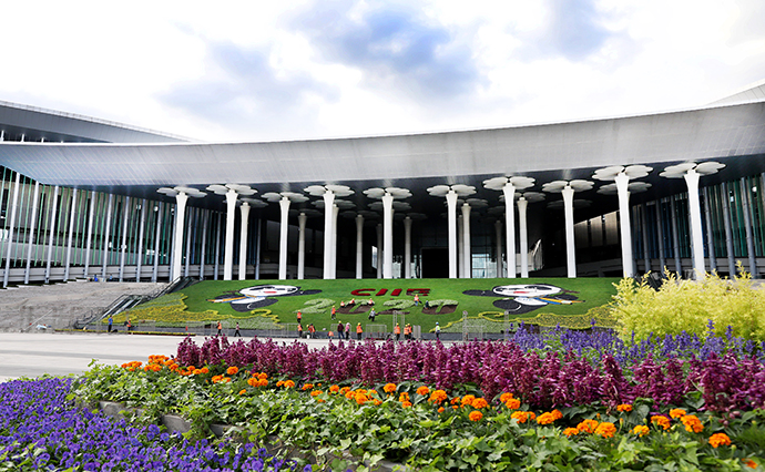 10月14日，园林工人在国家会展中心（上海）南广场进博会鲜花装饰草坪上施工。新华社 图
