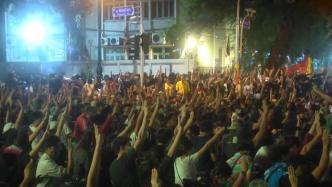 坚持多项诉求，泰国反政府示威者包围总理府