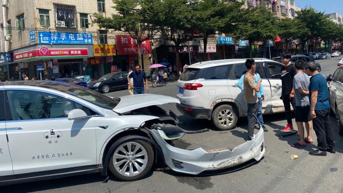 东莞一无人驾驶出租车发生事故，交警判对方全责