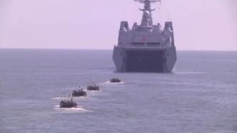 画面超震撼！海军登陆舰训练：多辆战车驶出，快速抢滩登陆