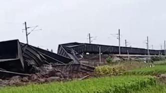 广东湛江一货运列车18节车厢脱线：受台风影响，无人员伤亡