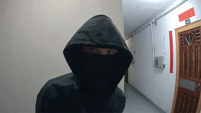 快递小哥蒙面持刀抢劫未遂,下跪求老阿姨别报警获刑10年