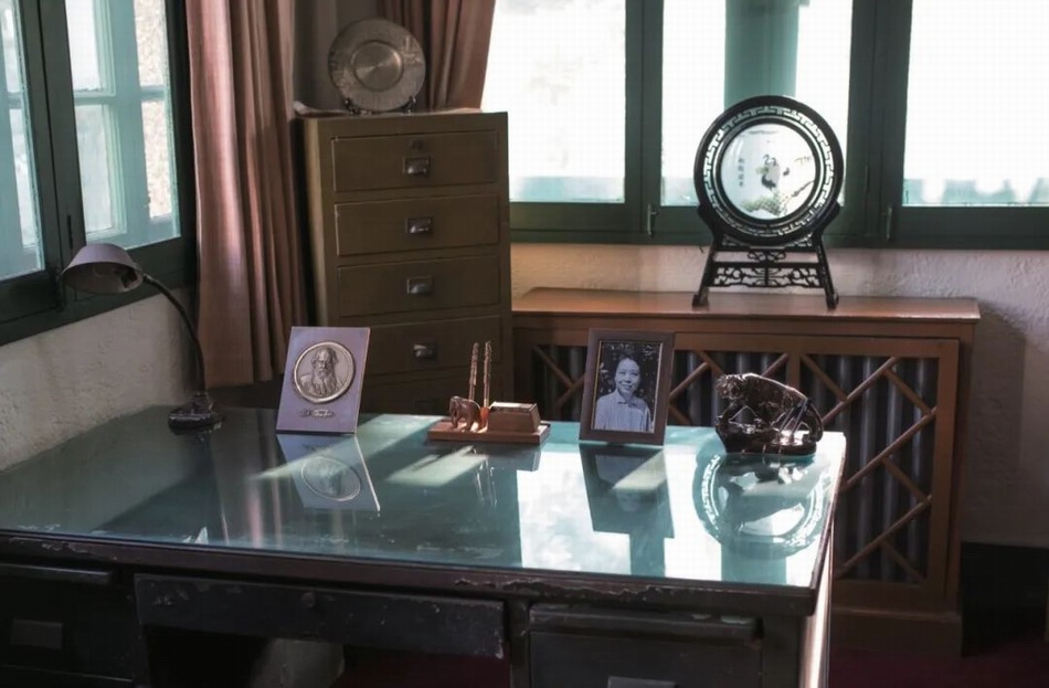 巴金先生的书桌上摆放着托尔斯泰像.本文图片均由主办方提供