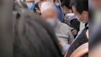 上海地铁一白发老人为争座怒斥年轻男子，男子：这是道德绑架