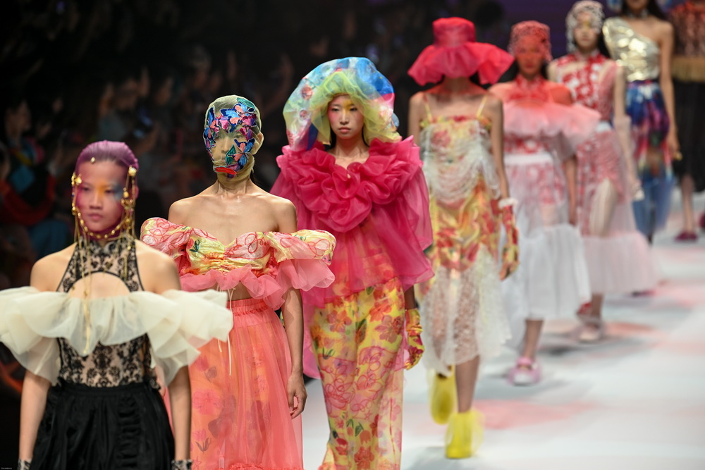 10月11日，模特在新天地太平湖秀场展示Leaf Xia colorwonderland新款时装。