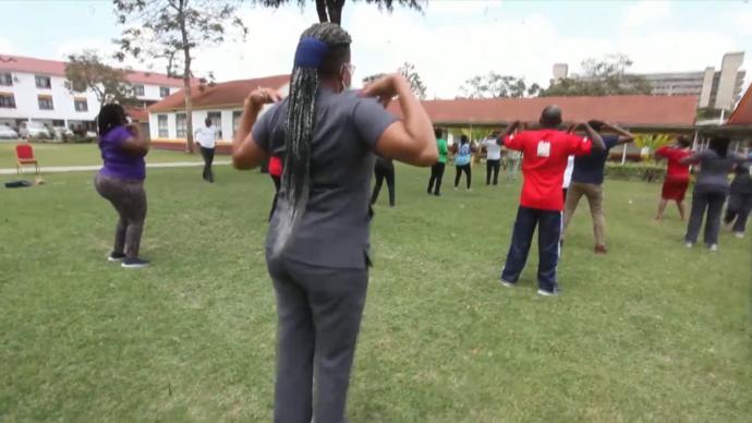 疫期花式减压，肯尼亚医护人员跳舞鼓劲
