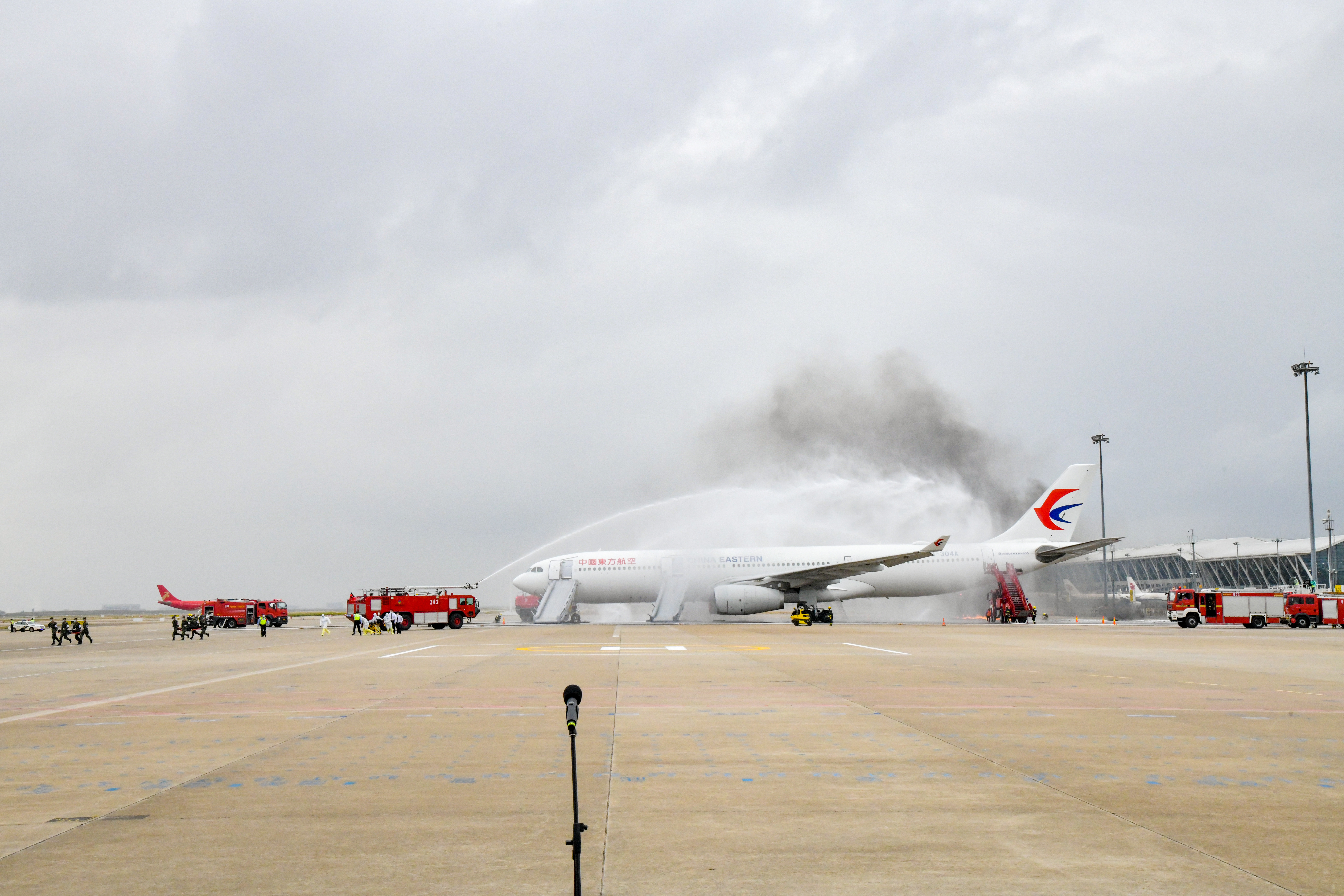 匿名电话称机上有炸弹这场模拟演练出动五架飞机百余台车辆