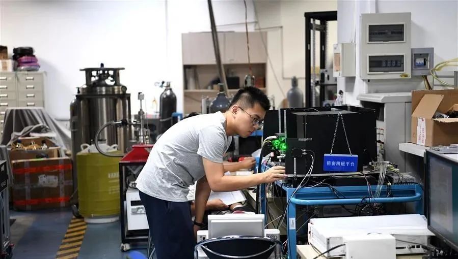科研人员在中国科学技术大学自旋量子计算研究室内工作 | 资料图