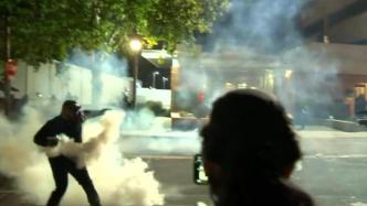 美国警方使用橡皮子弹驱散波特兰示威民众