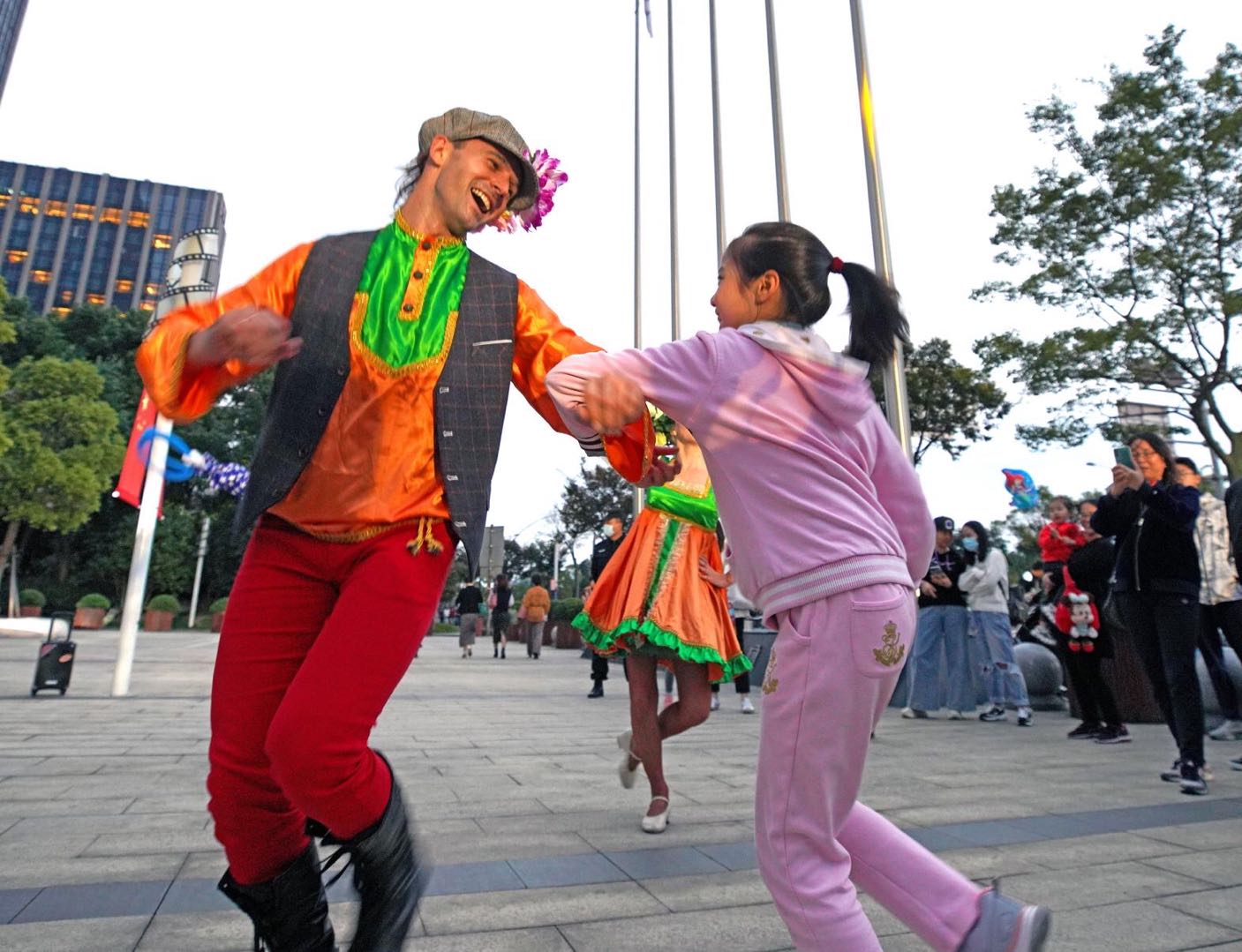 第六届上海 街艺节 文商旅联动 首设 街艺流动剧场 文艺范 澎湃新闻 The Paper