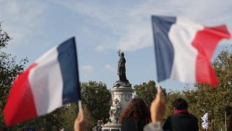 法国爆发游行声援遭斩首教师，总理加入抗议