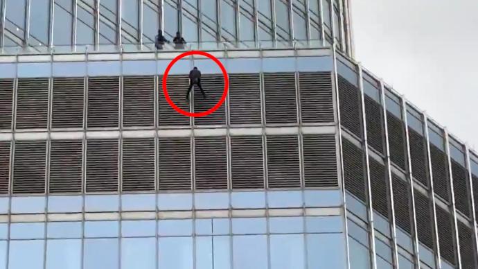 美国一男子吊挂特朗普大厦外，以死相逼对话总统