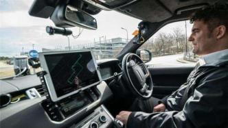 英国拟全面禁止开车使用手机