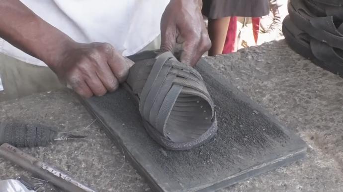 津巴布韋：變廢為寶，能工巧匠用舊輪胎做鞋