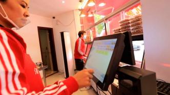 河南一熟食店残疾人购物可享八折优惠，还为他们提供就业机会