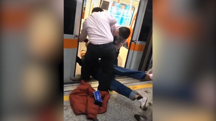 上海地铁内一男子扒车门拒不离开，经查患有精神疾病