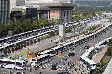 10月9日韩国光化门广场附近的道路双方停满了警用大巴车。