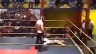 墨西哥26岁摔角手被对手猛击胸部倒地，送医后抢救无效死亡