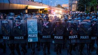 泰国曼谷警察用水炮驱赶示威群众，泰总理：不排除实施宵禁