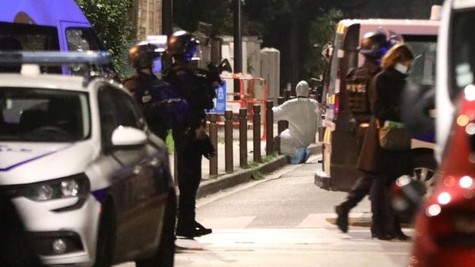 法国一教师当街遭“斩首”，马克龙：伊斯兰恐怖袭击