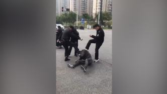 南京三名城管当街殴打男子，官方：均解聘