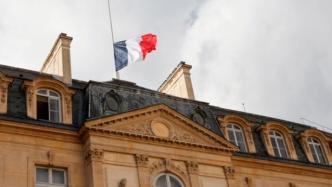 法国为被斩首教师举行国葬：马克龙授勋，埃菲尔铁塔熄灯致哀