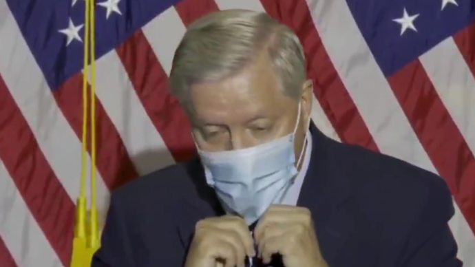 美参议员当众摘口罩，被记者要求戴上