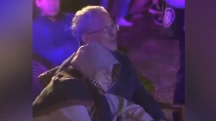 長情告白！白發(fā)老人聽朗誦會(huì)相互依偎