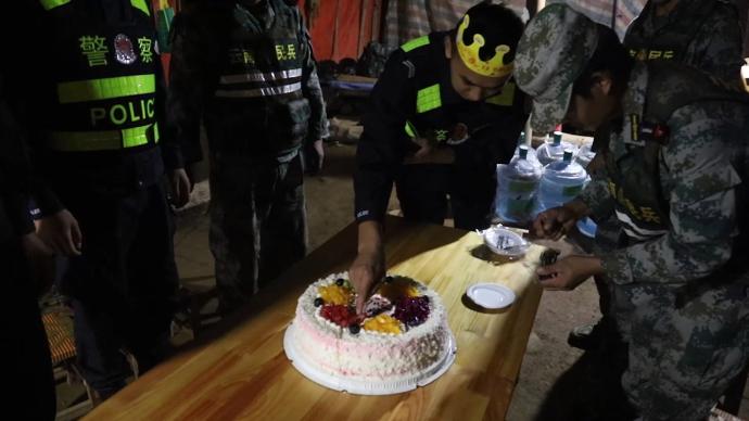 防控执勤点上的22岁生日：吃个蛋糕就回岗