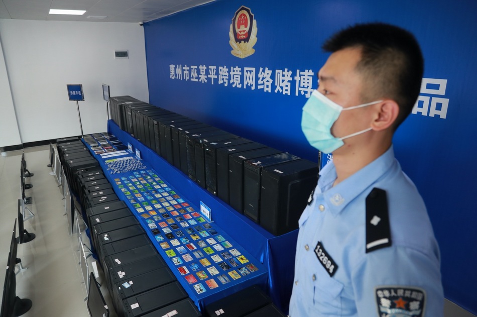 惠州警方查获的电脑、银行卡、手机卡等涉案物品。