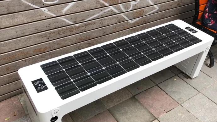 上海一小区推出太阳能智慧长椅：可无线充电，还能“唱歌”