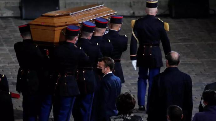 法国隆重追悼被斩首教师，追授最高荣誉勋章