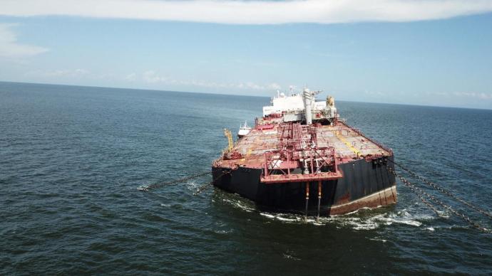 委内瑞拉载17万吨原油油轮恐倾覆，或致最严重环境灾难