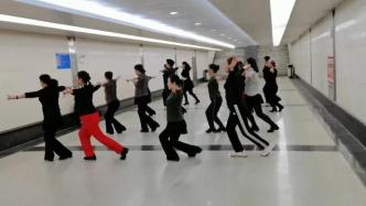 郑州大妈火车站地下通道跳广场舞，官方表示将处理