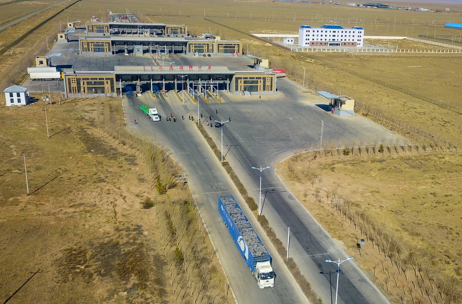 10月22日，载羊货车通过内蒙古二连浩特口岸（无人机照片）。.JPG