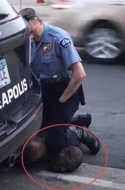 对非裔美国人乔治·弗洛伊德使用“锁颈”致其死亡的前明尼阿波利斯警察德雷克·肖万,非裔美国人乔治·弗洛伊德被其压在膝盖下。 央视新闻 图