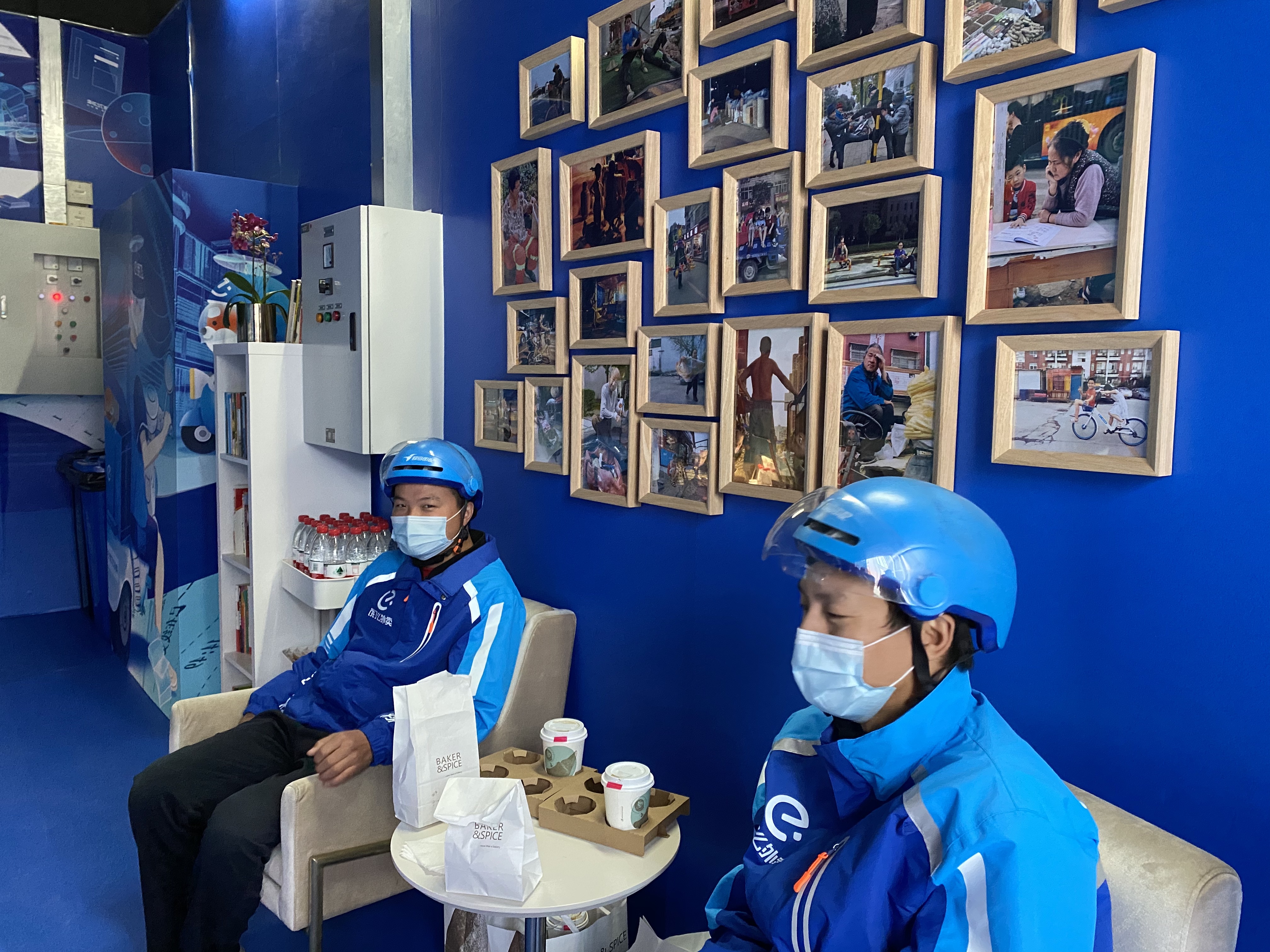 目前只是将其搬进了驿站中,骑手可根据客户需求,将餐食直接放置在外卖
