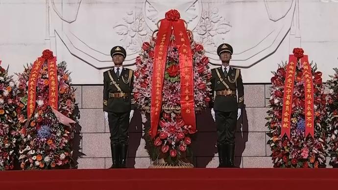 纪念抗美援朝70周年，辽宁丹东举行敬献花篮活动